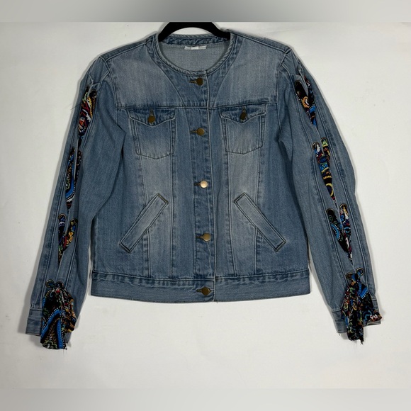 Easel NWOT Women’s Light Wash Denim Jacket, Long Sleeves, Size Small. Button Up - Picture 10 of 14